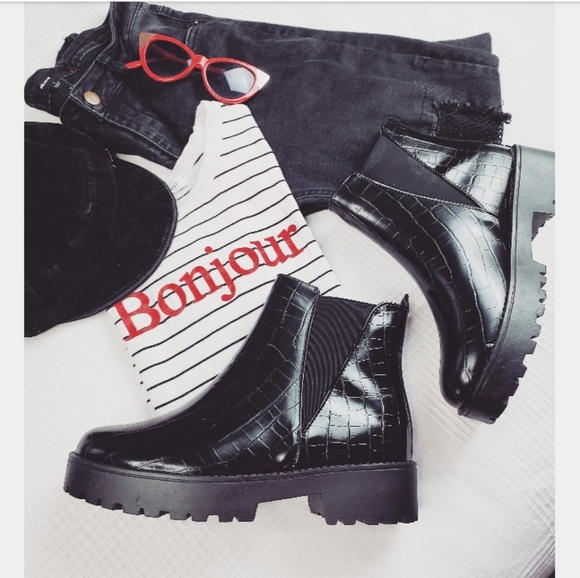 Shoes - The Reign// black croc print boot